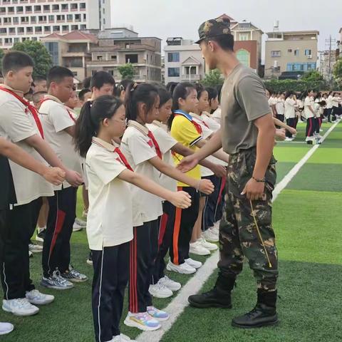 内厝学子风姿飒飒， 国防教育正当时