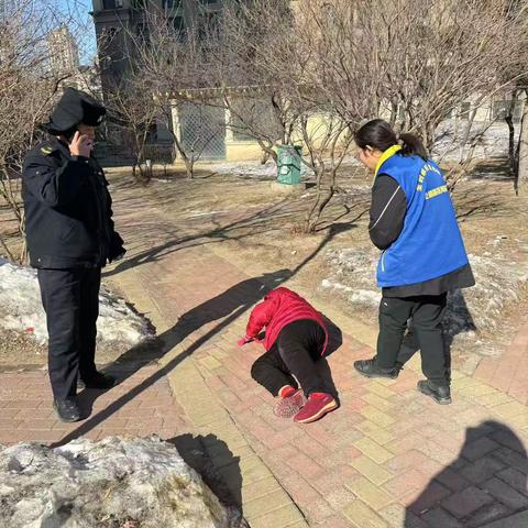 创业二社区网格员热心救助摔倒阿姨