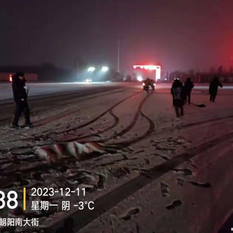 遇雪奋战 为民服务守初心              亮城环卫除雪担使命