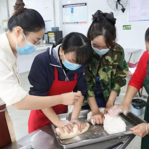 情暖人间 爱在龙轩--吃自己的月饼 享龙轩的快乐