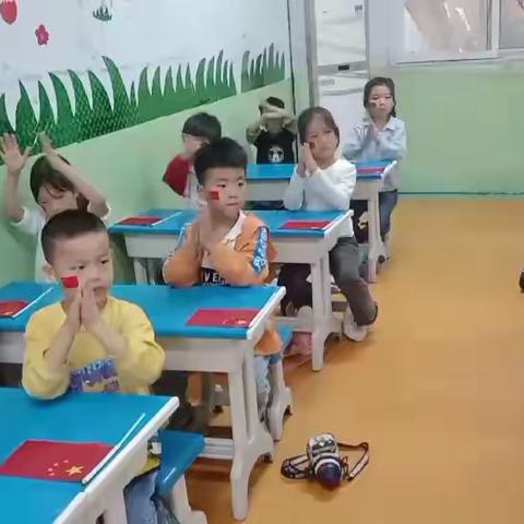 （叶子幼儿园果一班）全体师生祝福伟大的祖国母亲节日快乐，繁荣富强，国泰民安。