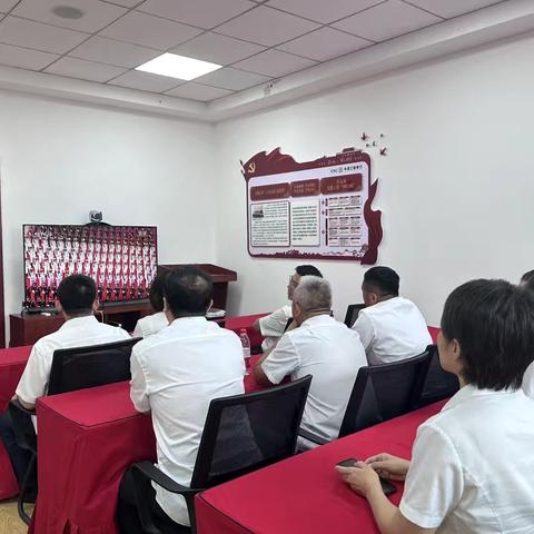 盘锦双台子支行组织观看纪念中国人民抗日战争暨世界反法西斯战争胜利80周年阅兵仪式