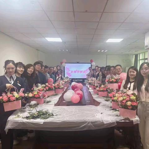 【区分行营业部乌鲁木齐鲤鱼山路支行】“她力量·绘美好” —鲤鱼山路支行联合电力代发单位公司举办三八节主题插花活动