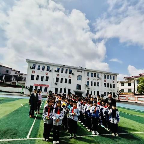 清明祭英烈 徒步寄哀思 ——登龙中心小学清明祭英烈活动纪实