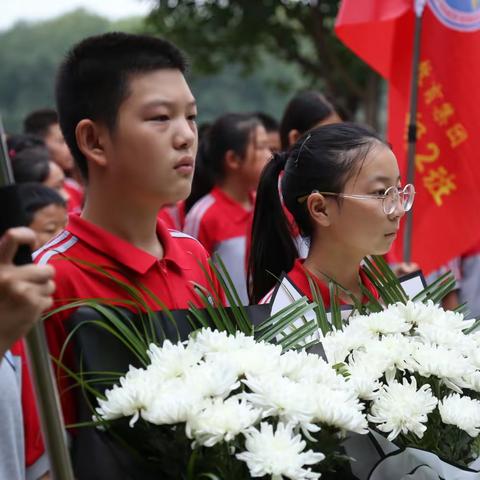 鲜花敬献英烈，继承革命情谊——固镇三中许慎校区开展“祭英烈”活动