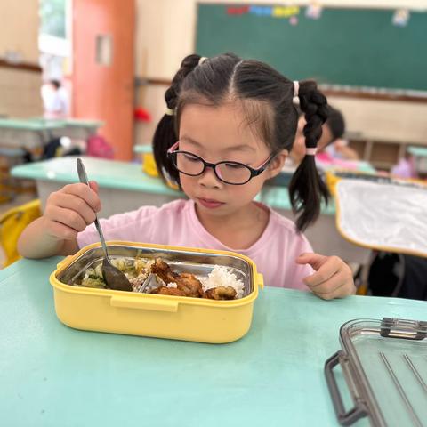 在学校的第一次午餐 有香喷喷的鱼香肉丝 大鸡腿、新鲜的白菜 都是我爱吃的