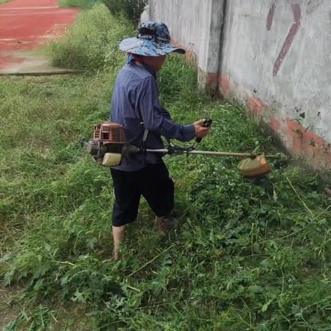 修剪杂草美校园---峨山镇萝藤小学开学前准备