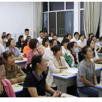 家校共育启新程  守护成长待花开—邹城市护驾山小学一年级新生家长会