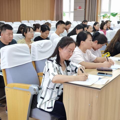 【13小经开校区·教研风采】共研数学之妙 缔造高效课堂—新任教师培训