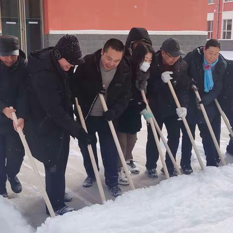 以雪为令，见雪上岗，情满校园——二中附小扫雪活动纪实