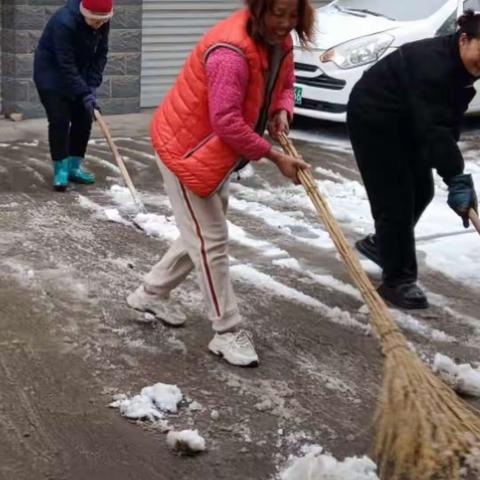 极端天气，。安全出行。孔村社区第一网格，社区居民积极清理各路口积雪