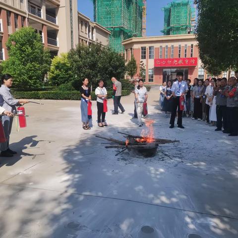 灭火器实操训练 筑牢安全防线——八一路小学教职工灭火器使用培训