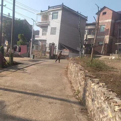 山源村环卫清理：小行动大力量，共筑乡村振兴梦