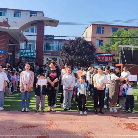 识家园，认学校，做快乐小学生----小店街道李家庄小学大手拉小手活动