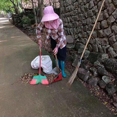 新盈镇良爱村公益性岗位常态化开展大清扫活动