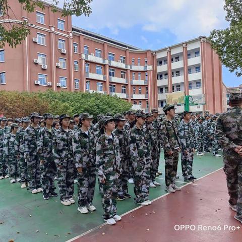 不经一番寒彻骨，怎得梅花扑鼻香——岳州中学高一（1）班军训