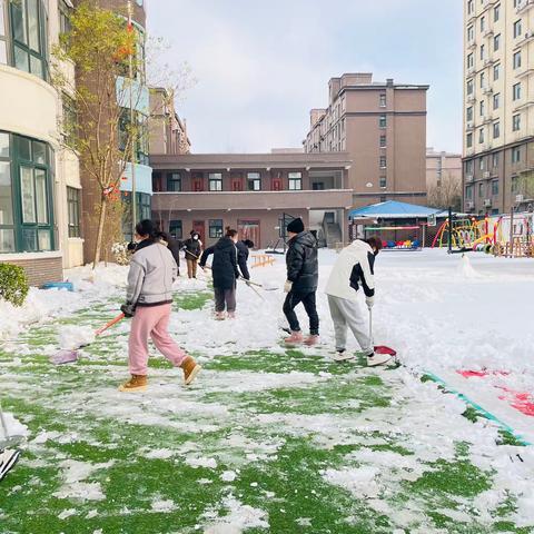 初雪满校园 扫雪护安全——兰考县县直第四幼儿园扫雪除冰记