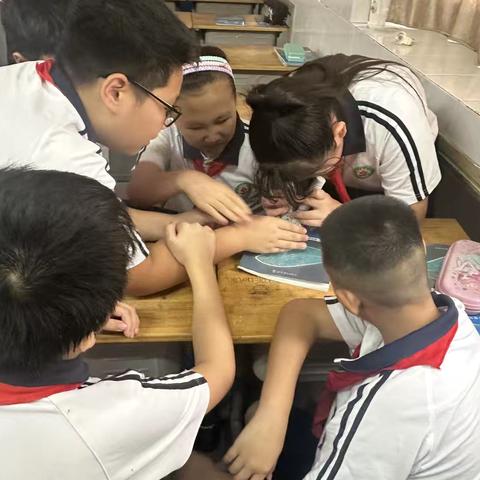 六年级科学课：显微镜下的微观世界探索