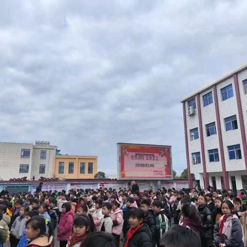 消防演练场 安全领航向——郑坊小学开展消防安全应急疏散演练活动