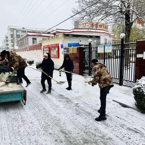 傅家村第四网格网格员参与积雪清理工作