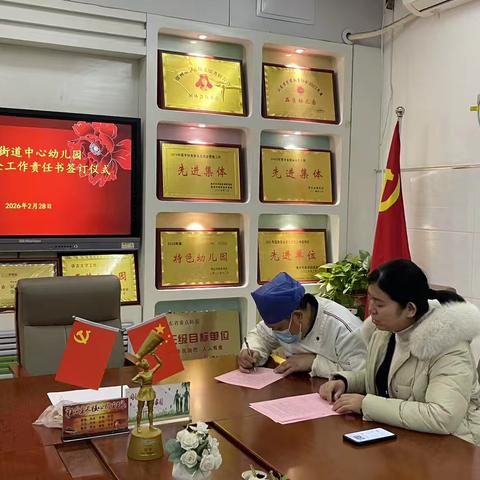 【龙泉幼教·安全】防患未“燃”   严把食安 ——滕州市龙泉街道中心幼儿园食堂从业人员安全培训与演练