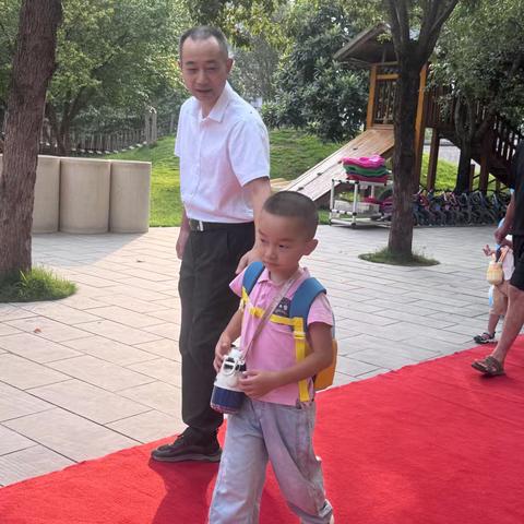 中三班开学第一周：成长的小脚印叮！