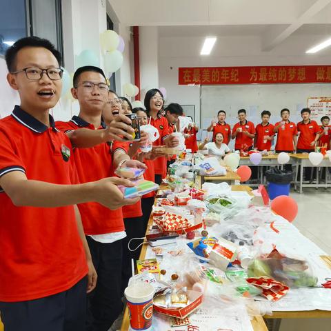 中秋佳节 万家团圆 紫溪学子 情系家国 在九一八勿忘国耻爱国主义主题班会后。 紫溪中学的教师们放弃休息，与心爱的学生们组织了多彩的活动共渡难忘且有意义的中国传统佳节中秋节。