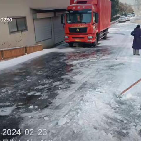 教师齐上阵   共同除雪保开学道路安全畅通——冯卯镇中心小学（宣)