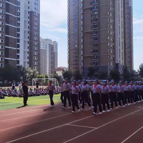 国旗飘飘，铸钢铁意志;军风巍巍，展学子英姿。开发区六中初一新生排着整齐划一的队伍，迈着铿锵的步伐，喊着响亮的口号，用自己崭新的面貌，为5天的军训生活画上了圆满的句号。