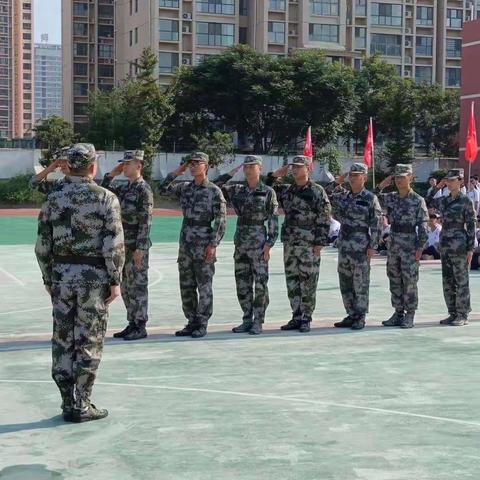 以军训之名 赴青春之约 油田实验学校高一(2)班以军训之名，赴青春之约