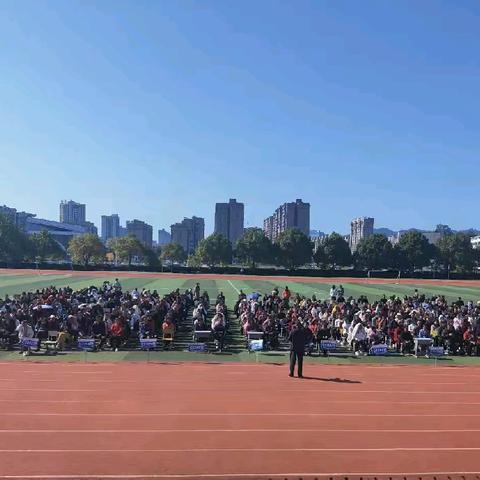 同心同行 共育成长﻿ ﻿芙蓉中学八年级举行家长会议