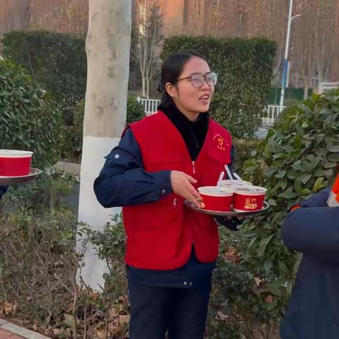 航空港区开展“情系环卫工 温暖腊八节”活动