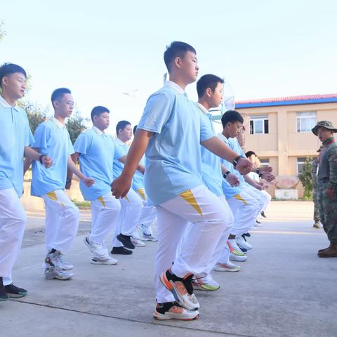 以军训之名，赴青春之约；加油！最闪亮的青春！加油！崔然班！