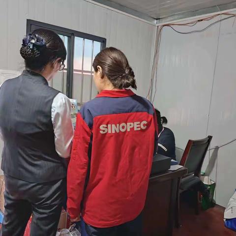 晋城新市东街支行开展“服务实体经济”主题宣传周活动