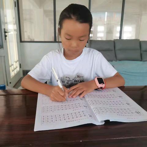 紫阳一小四（7）班  杜嘉琪—荷风送夏意，德育润童心。清凉暑假，“暑”我最美！
