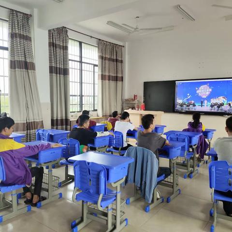 学习消防知识，安全牢记心间——陵水特校职教班观看中国消防学校疏散逃生演练公开课直播