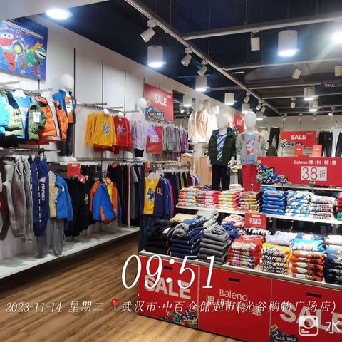关山光谷服装针棉专柜陈列