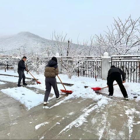 黄龙：全体职工齐出动    扫雪除冰保畅通