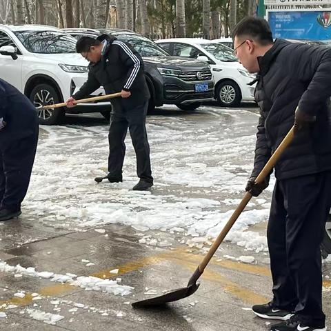 冬日雪景下的温馨守护