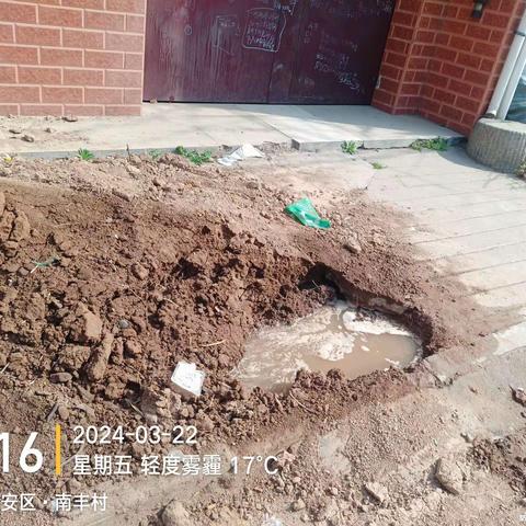 网格员协助村民修水管、排隐患，为民服务在身边。