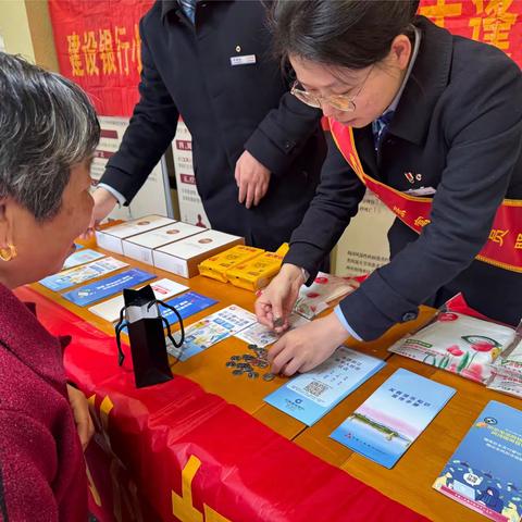 “现金服务大篷车”开进王马社区                        —建行庆春支行学习雷锋主题日活动