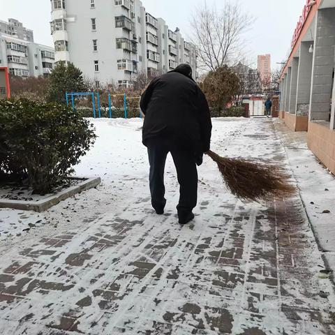 岁月无阻，赤心依旧——79岁高龄老人仍坚持扫雪的感人故事