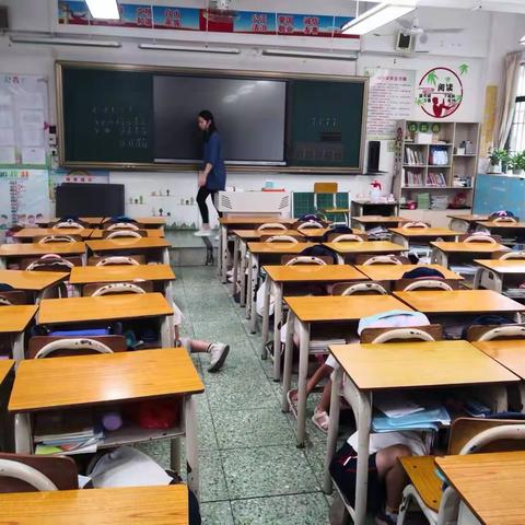 逃生演练，安全相伴——横栏小学防震避险应急疏散演练暨假期安全教育