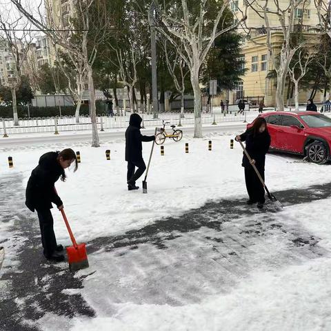 【营业室】扫雪除冰早行动，铺就银行暖心路