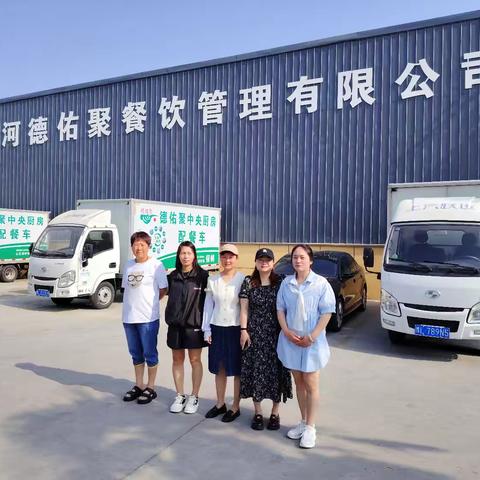 守护食品安全，保障师生健康  我们在行动——源汇区实验小学家委会成员到配餐公司督导掠影（副本）
