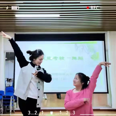 “考核促成长，专业展风采”——喀什市阳光幼儿园教师技能考核。