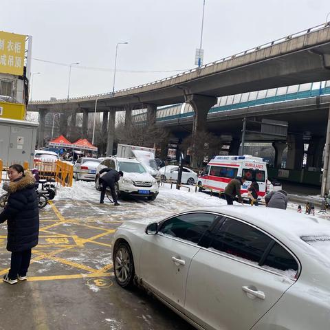 北园支行—清理积雪为客户保驾护航