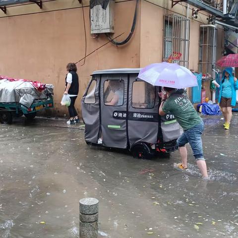 【莲湖 青年路】不辞风雨，莲二社区维护街道交通安全与排水畅通