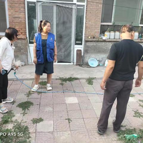 寨子村第三网格员巩王凤协同驻村工作队员排查饮水问题宣传抗旱工作