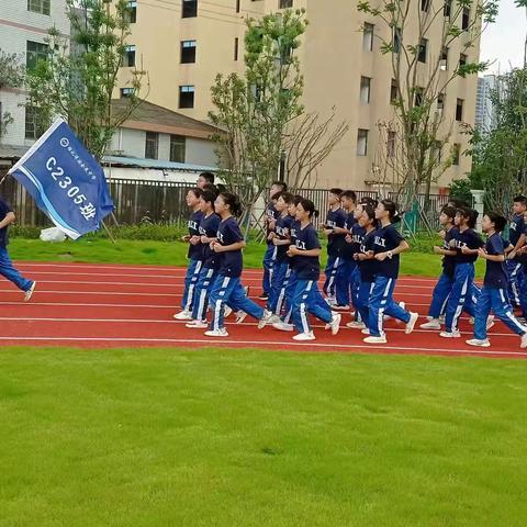以军训之名，赴青春之约；军训军训，最闪亮的青春！